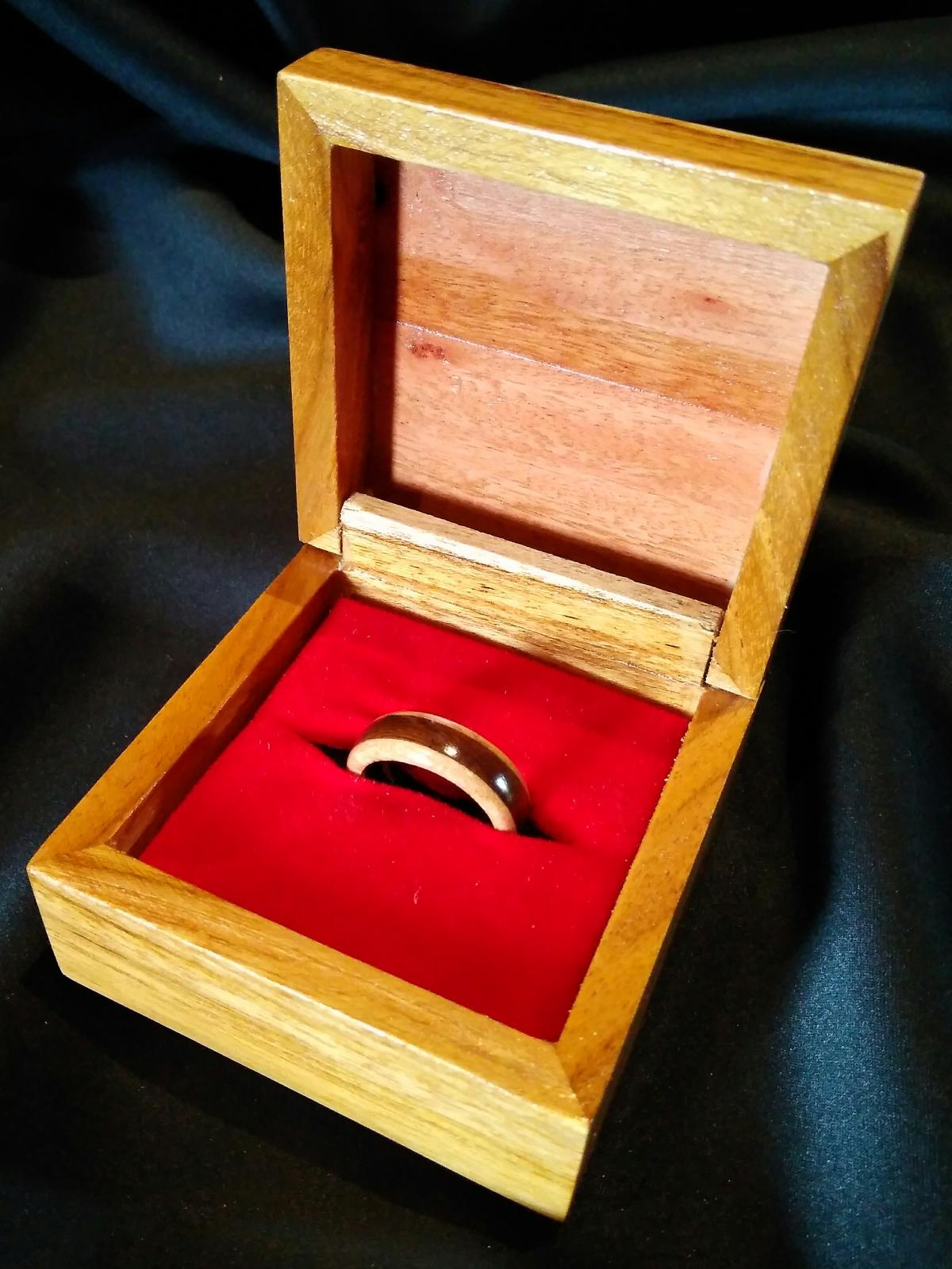 Venolli Ring Finger + Exclusive Box - WJR001