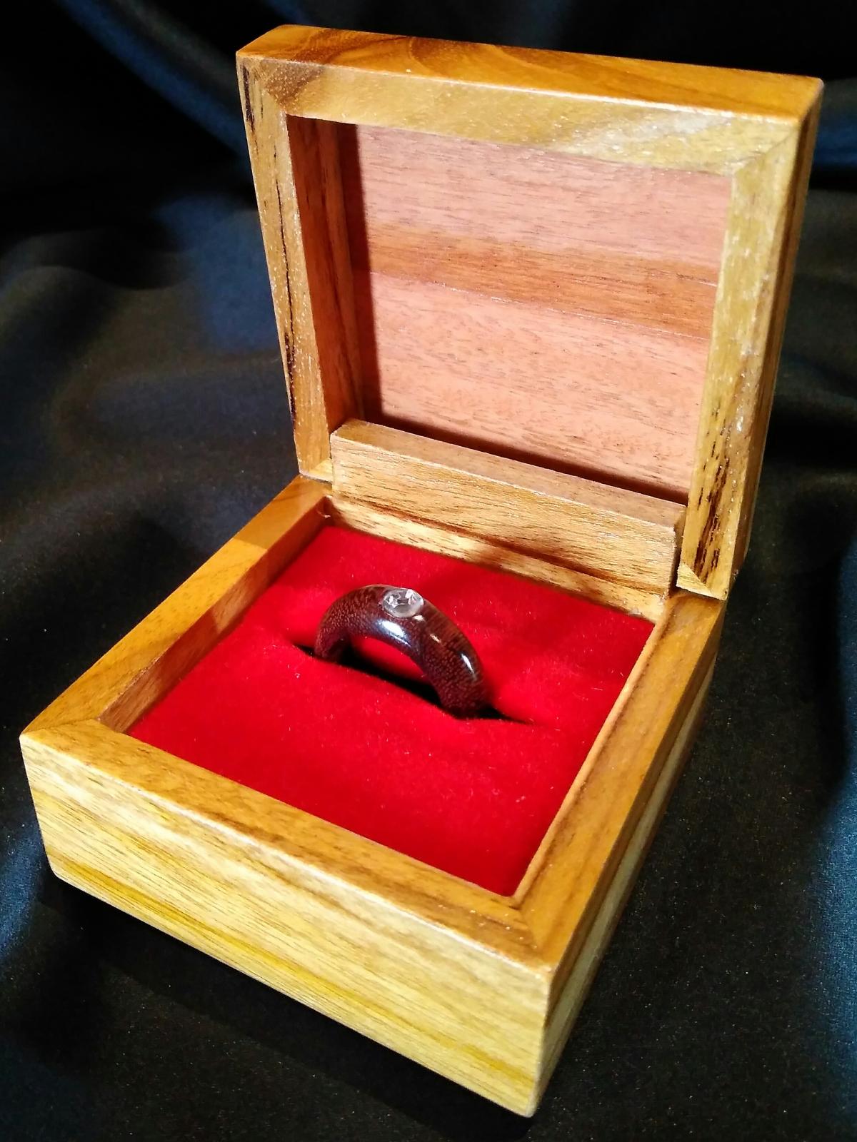 Venolli Ring Finger + Exclusive Box - WJR002
