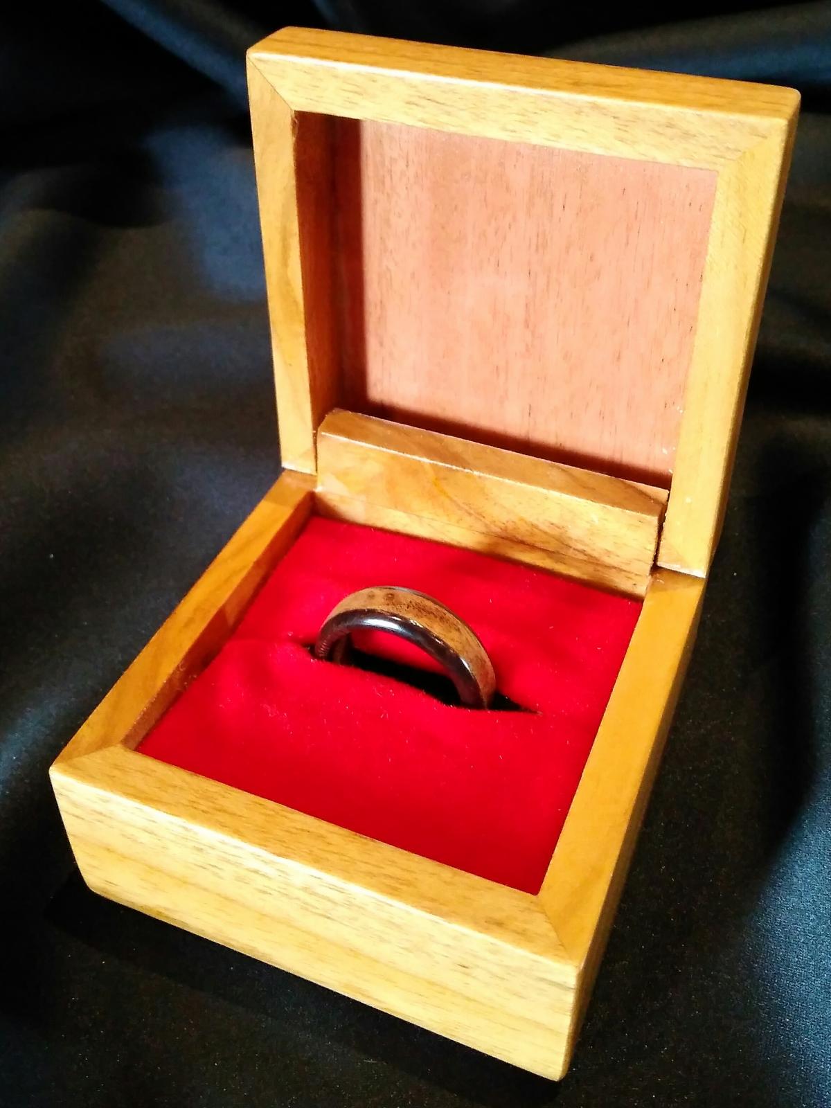 Venolli Ring Finger + Exclusive Box - WJR005